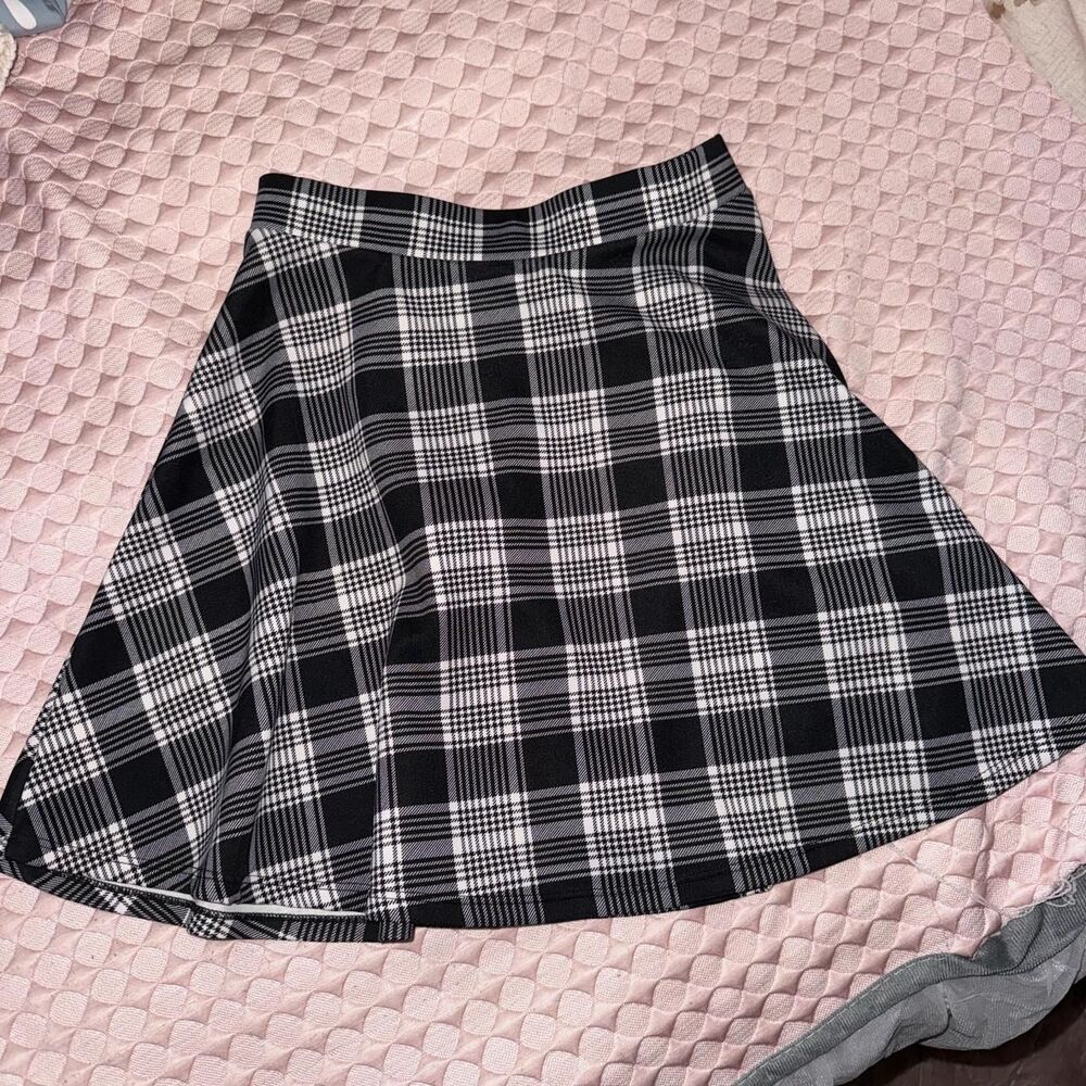 Black and White Plaid Miniskirt - Picture 2 of 3